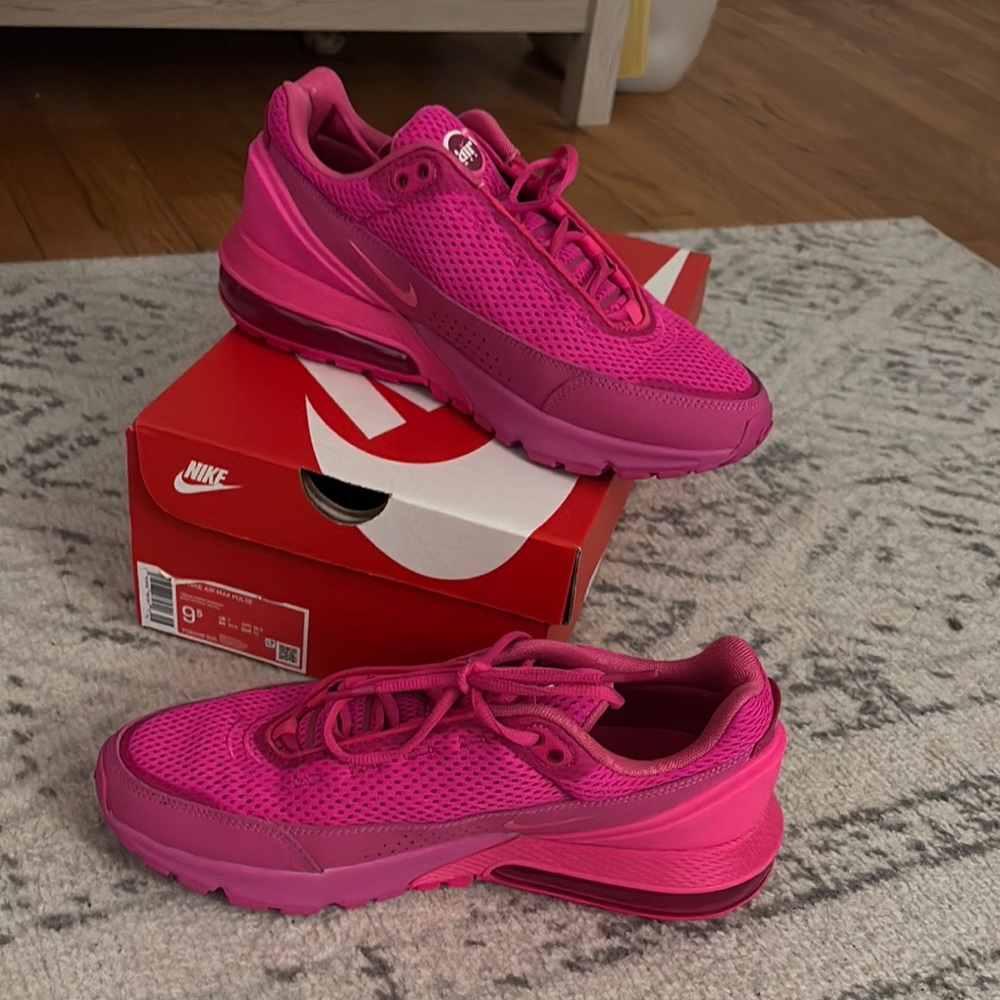 Nike Women's Pink Sneakers